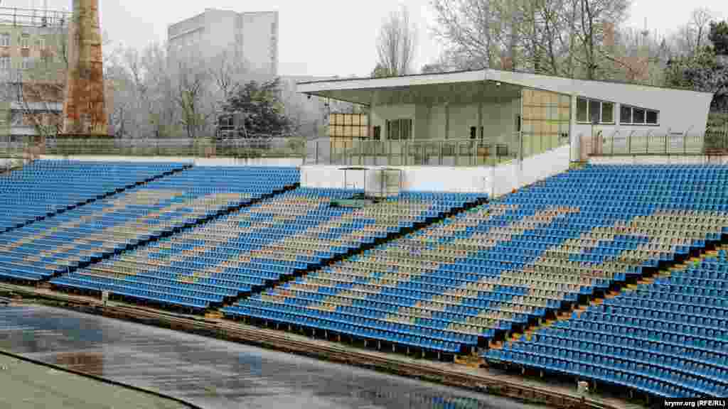 Первый чемпион Независимой Украины 1992 года, симферопольская &laquo;Таврия&raquo;, проводила на этом стадионе домашние матчи в рамках чемпионата Украины, Кубка страны и Еврокубков &ndash; вплоть до мая 2014 года