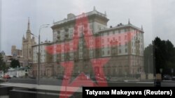 Посольство США в Москве, отражение в витрине военного магазина. Иллюстрационное фото