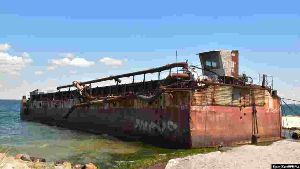 Здесь протяженные песчаные пляжи, а вода в море не становится мутной даже во время сильных штормов.&nbsp;Когда-то коса полностью отделяла озеро Донузлав от Черного моря, но в 1961 году в ней был прорыт проход и построен порт. Расположена коса неподалеку от Черноморского, на западном побережье Крымского полуострова. Как устроен отдых на косе Беляус &ndash; смотрите в фоторепортаже Крым.Реалии.